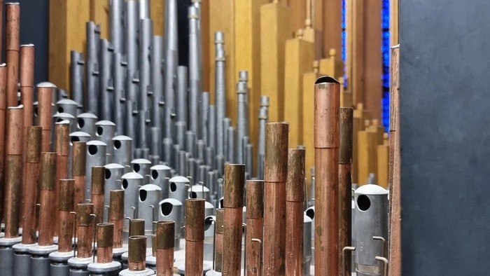 Eine Sammlung von Metallrohren und -stücken, die ordentlich angeordnet sind.