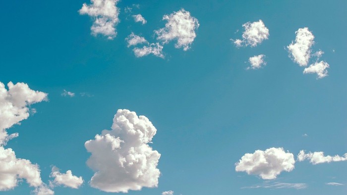 Blauer Himmel mit weißen Wolken.