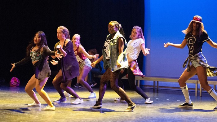 Tanzende Mädchen auf einer Bühne