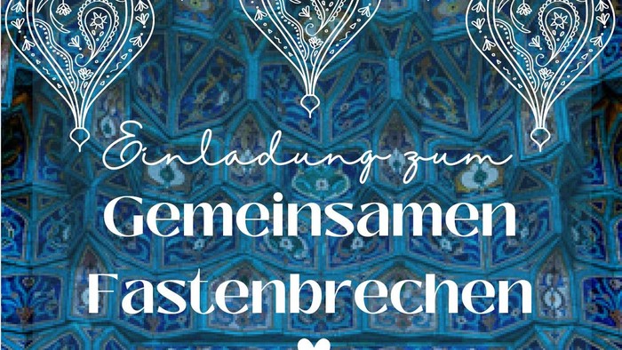Das Bild zeigt einen blauen Hintergrund mit orientalischen Motiven und den Text Einladung zum gemeinsamen Fastenbrechen