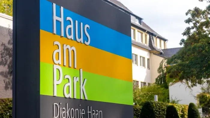 Farbenfrohes Schild für 