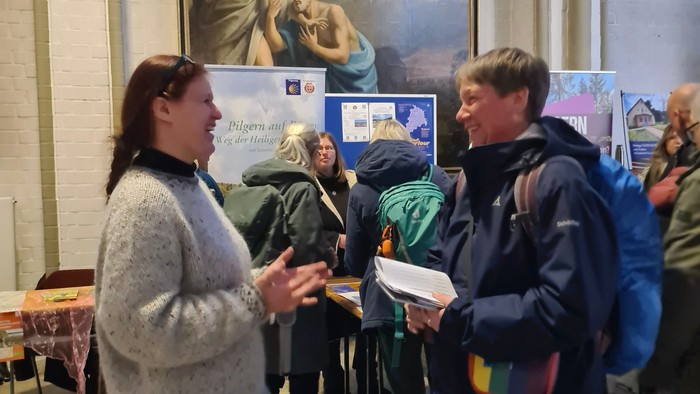 Pilgerpastorin der Pommerschen Kirche Ellen Nemitz im Gespräch mit einer Messebesucherin