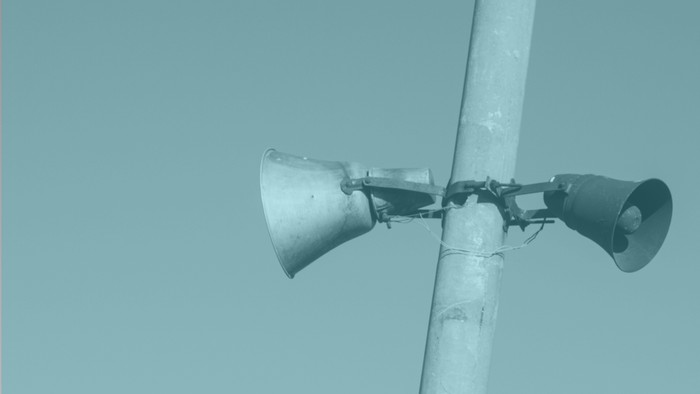 Zwei Lautsprecher an einem Pfahl montiert