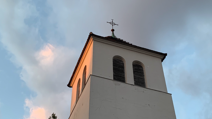 Der Glockenturm einer Kirche bei Sonnenuntergang