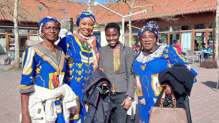 3 Frauen mit bunten Kleidern aus Nigeria treffen eine Landsfrau in Fulda