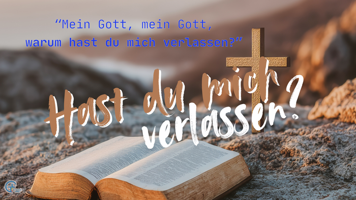 Geöffnete Bibel mit deutschem Text von Jesu Verlassenheitsruf auf einem strukturierten Hintergrund mit einem Kreuz.
