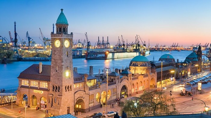 Vue over havneområdet i Hamborg