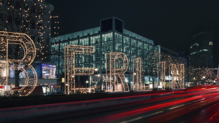 Berlin skilt med lys og trafik på vej