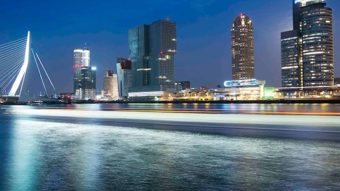 Byen ved natten med lysende skyline og bro.