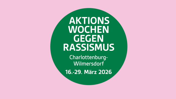 Grünes kreisförmiges Logo zur Förderung der Aktionswoche gegen Rassismus in Charlottenburg-Wilmersdorf vom 16. bis 29. März 2026.