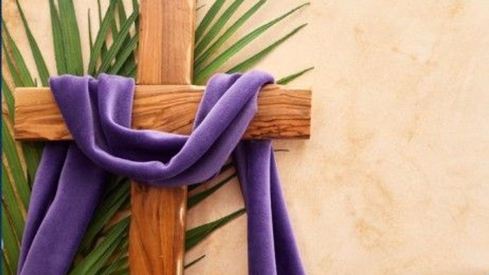 Holzkreuz mit violetter Schärpe
