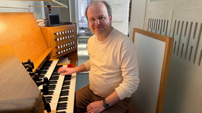 Kirchenmusiker Johannes Unger sitzt an der Marcussen-Orgel im Dom zu Lübeck.