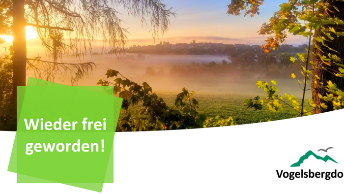 Malerischer Sonnenaufgang über nebligem See mit dem Text „Wieder frei geworden!“ und dem Vogelsbergdorf-Logo.