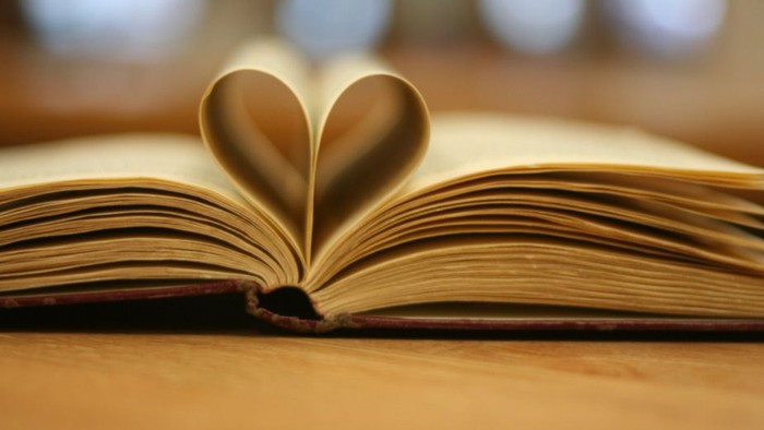 En bog med blad der er formet som et hjerte.