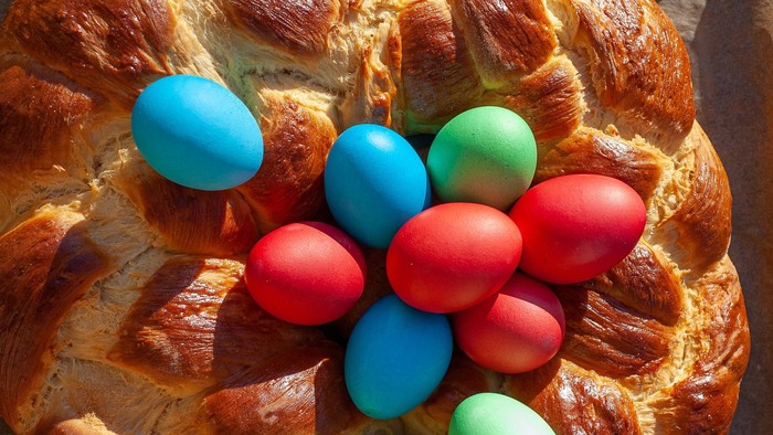 Bunter Osternestkuchen mit bunten Eiern