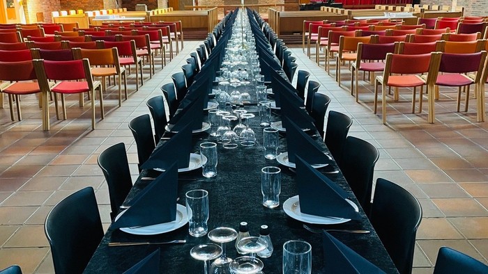 Lange bord med stilleben og glas i restaurant