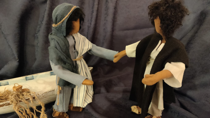 Zwei Puppen, die sich die Hand halten