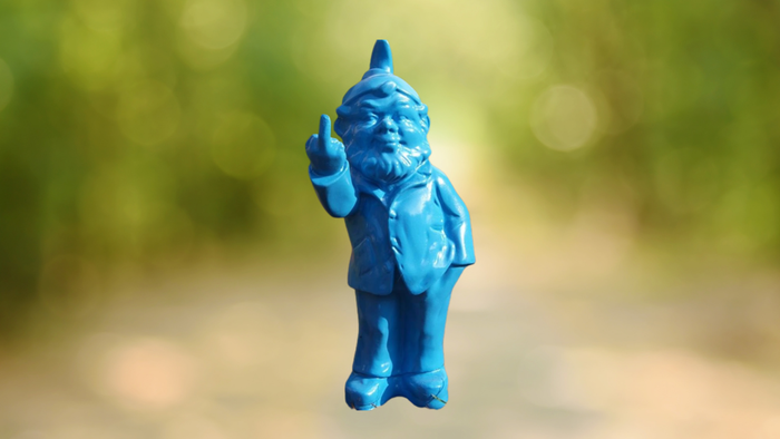 Blauer Zwerg, der den Mittelfinger hebt