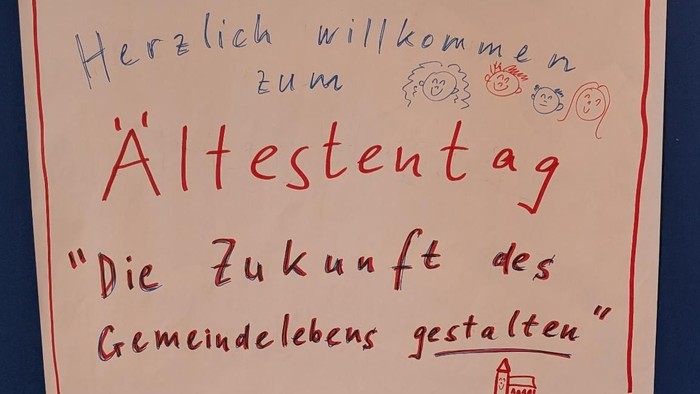 Ein Zeitplan für eine Veranstaltung mit dem Titel „Ältestentag“, der Aktivitäten zum Gemeinschaftsleben und zur Zukunftsplanung auf Deutsch detailliert beschreibt.