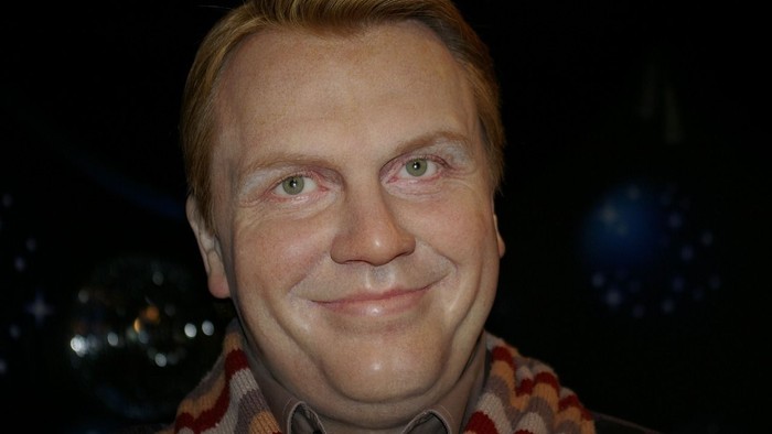 Ein Mann schaut in die Kamera.