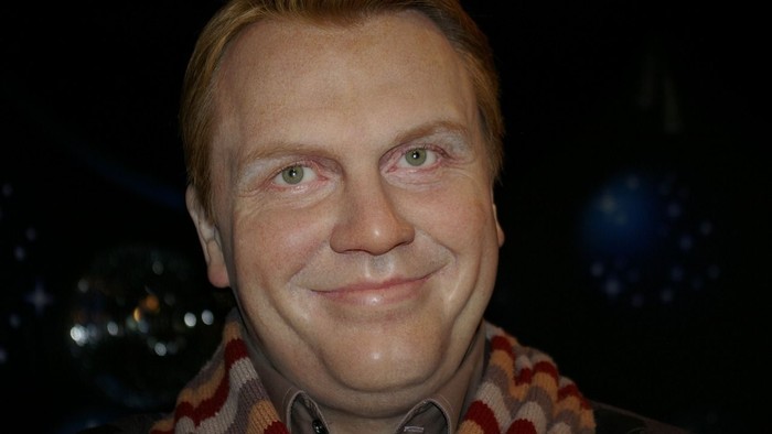 Ein Mann schaut in die Kamera.