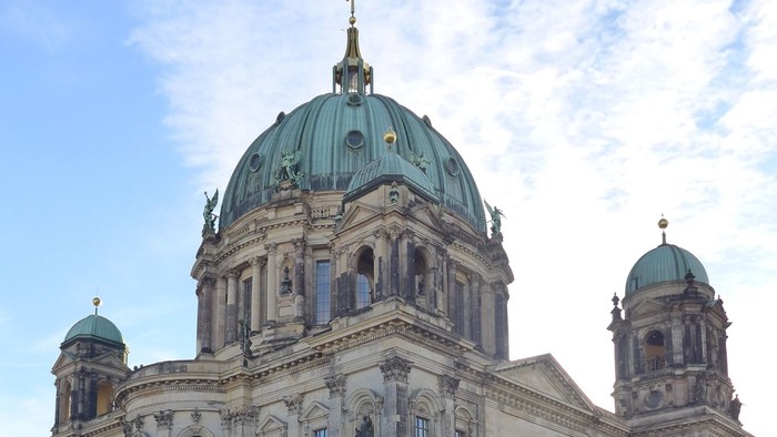 Großartige Kuppelkirche am Wasser bei Tageslicht
