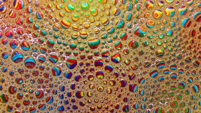 Bunte Blasen unregelmäßig auf einer Fläche verteilt.