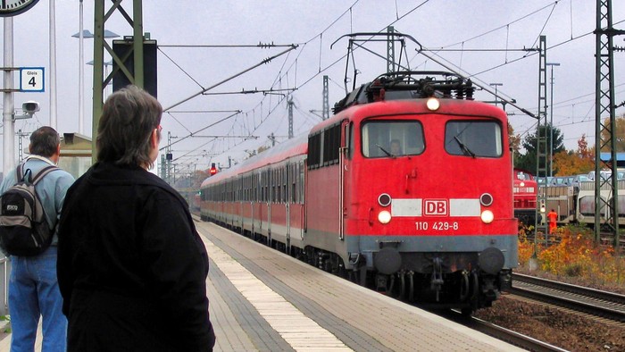 Ein Zug kommt ins Bahnhof an
