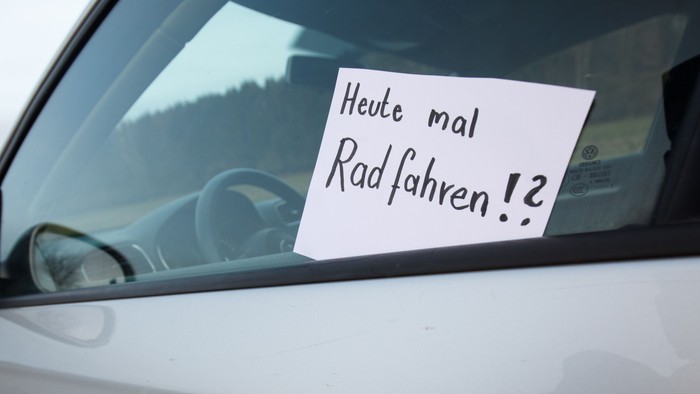 Zettel auf einem Autofenster: 