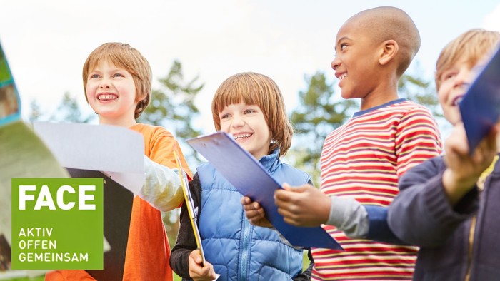 Kinder mit Schreibtafeln im Freien