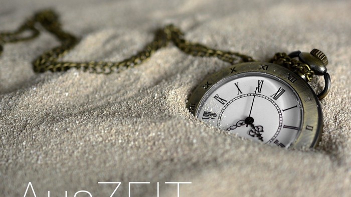 Eine Taschenuhr liegt seitlich im Schnee, die Kette erstreckt sich nach außen.