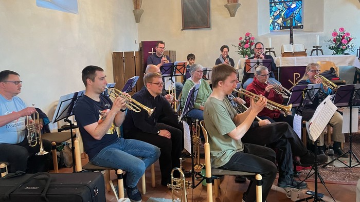 Musizierende Bläserinnen und Bläser beim Kreisposaunentag in der Dorfkirche Alt-Buckow