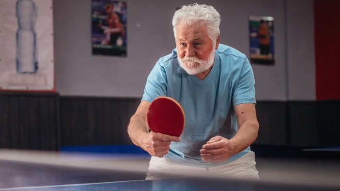 En ældre mand spiller bordtennis