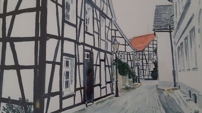 Aquarellmalerei einer malerischen, schneebedeckten Straße, gesäumt von traditionellen Fachwerkhäusern.