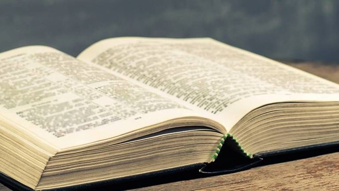 Offenes Buch auf Holzoberfläche