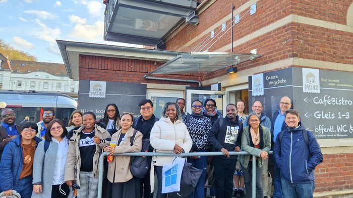 Internationale Studierende des Masterstudiengangs „Internati onales Diakoniemanagement“ besuchten während ihres Aufenthalts bei der Diakonie Mark-Ruhr auch den Bahnsteig 42 in Iserlohn.