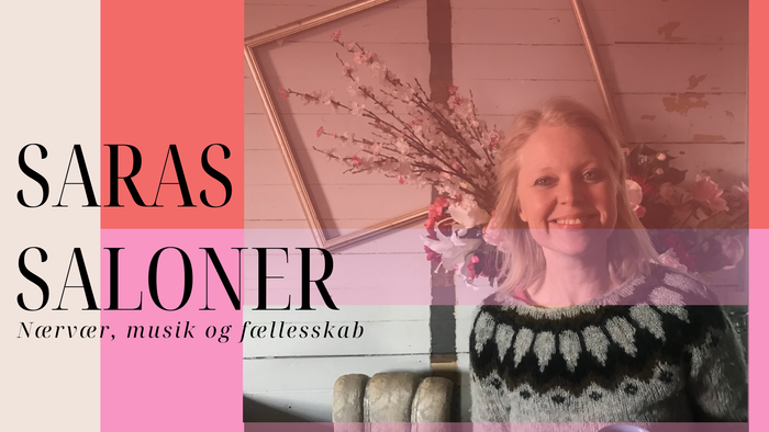Saras Saloner. Hyggelig salon, der fremmer varme, musik og fællesskab med en glad kvinde og strikkede genstande.