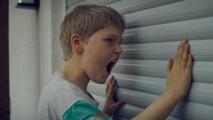 In „Mit der Faust in die Welt schlagen“ erzählt vom Heranwachsen zweier Brüder in der ostdeutschen Provinz.