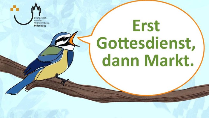 Ein bunter Vogel sitzt auf einem Ast mit einer Sprechblase, in der steht: *„Erst Gottesdienst, dann Markt.“*