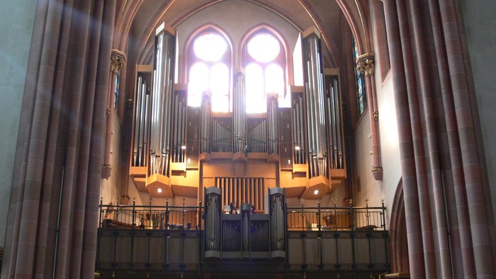 Große Kirchenorgel unter einem hohen Gewölbe