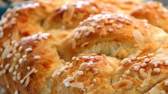 Hefezopf mit Hagelzucker