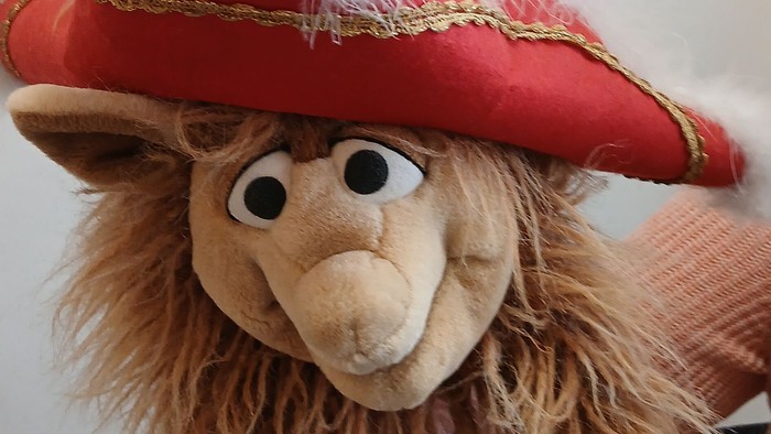 Handpuppe Wuschel aus dem Kindergarten wurde als Karnevalsprinz verkleidet.