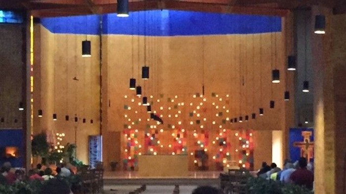 Altarraum in Taize mit vielen Lichtern