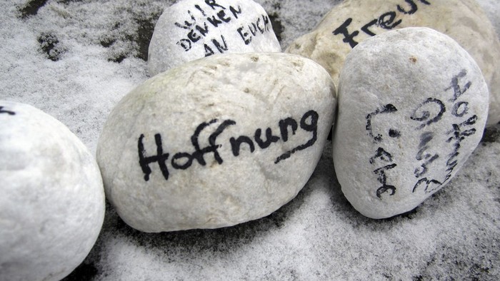 Steine mit Aufschriften, unter anderem Hoffnung