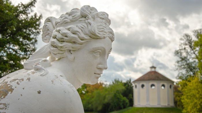 Skulptur und Pavillon im Wörlitzer Park