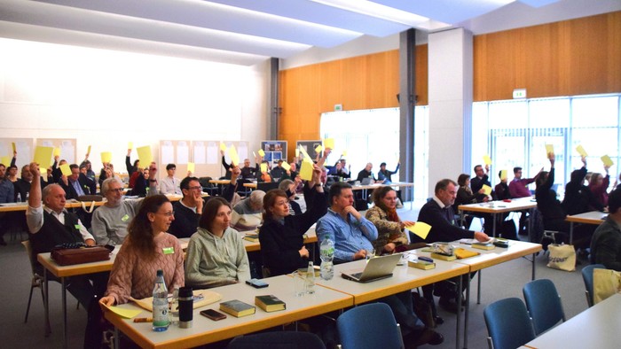 Die Synodalen des Kirchenkreises bei einer Abstimmung.