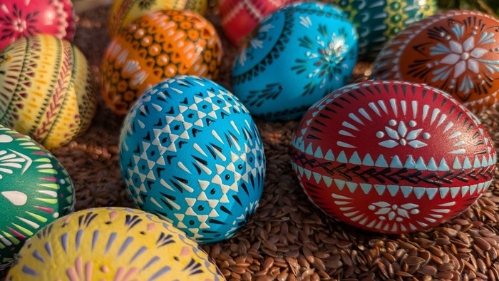 Foto verschiedener bunt gestalteter Sorbischr Ostereier