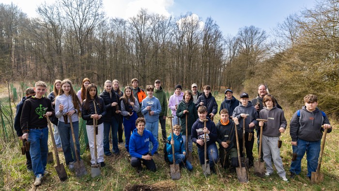 Pflanzten Bäume am Tag des Waldes: Konfirmandinnen und Konfirmanden aus dem Kirchenkreis Marburg mit Jugendarbeiter Hannes Ryder (1.R.4.v.l.), Pastor Lothar Peitz vom ACK Hessen-Rheinhessen e.V. (2.R.r.), Pfarrerin Alwine Schulze (2.R.4.v.r.) und Pfarrer