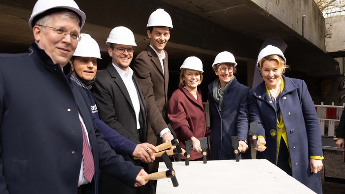 Christian Nottmeier (Superintendent Ev. Kirchenkreis Neukölln), Thomas de Vachroi (Armutsbeauftragter Ev. Kirchenkreis Neukölln), Oliver Unglaube (Geschäftsführer Diakoniewerk Simeon), Julia Helmke (Generalsuperintendentin Sprengel), Elke Büdenbender, Fra