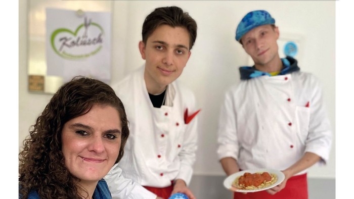 Werbespot für Kolusch mit Personen und Text auf Deutsch